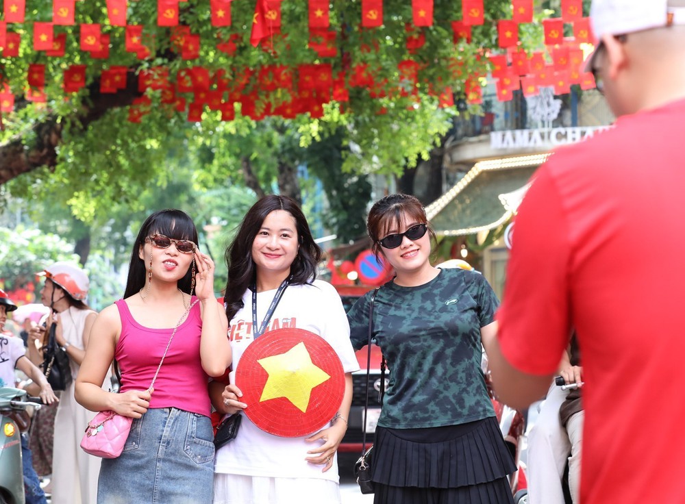 Sắc đỏ ngập tràn ngõ phố Thủ đô - Ảnh 5.