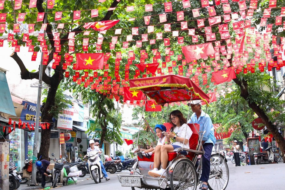 Sắc đỏ ngập tràn ngõ phố Thủ đô - Ảnh 10.