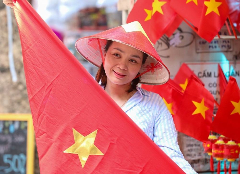 Sắc đỏ ngập tràn ngõ phố Thủ đô - Ảnh 4.