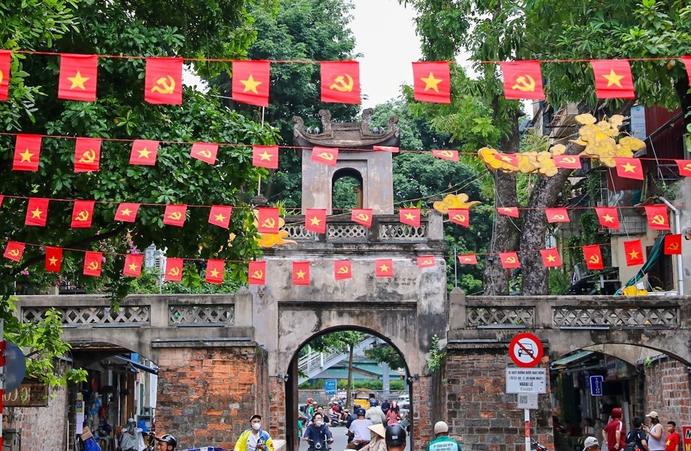 Sắc đỏ ngập tràn ngõ phố Thủ đô - Ảnh 1.