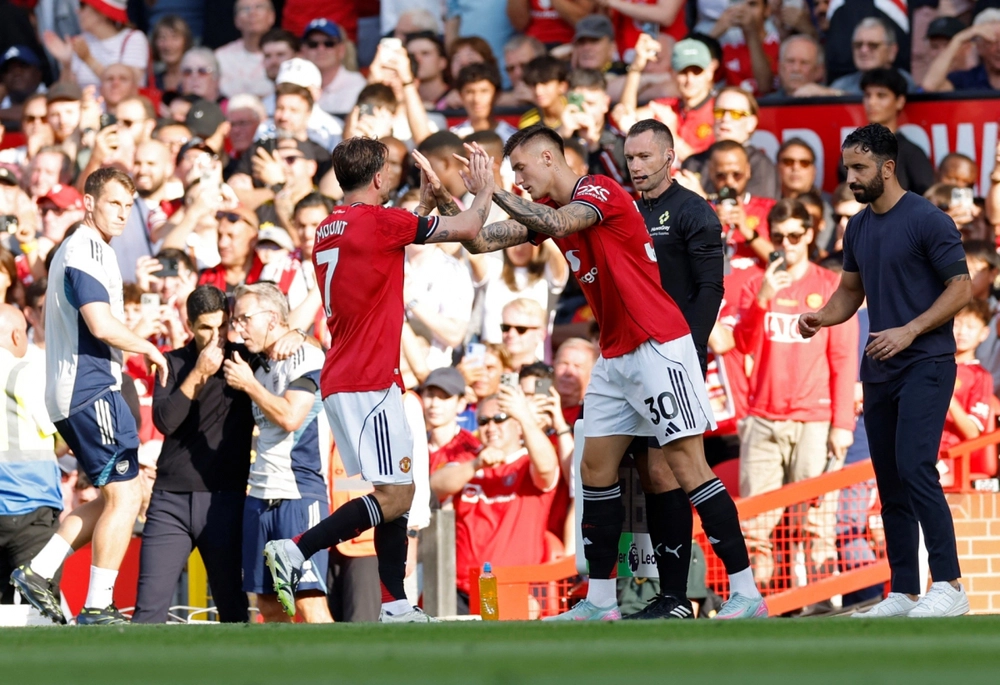 Tân binh đồng loạt ra mắt, MU vẫn thua Arsenal ngay trên sân nhà - Ảnh 2.