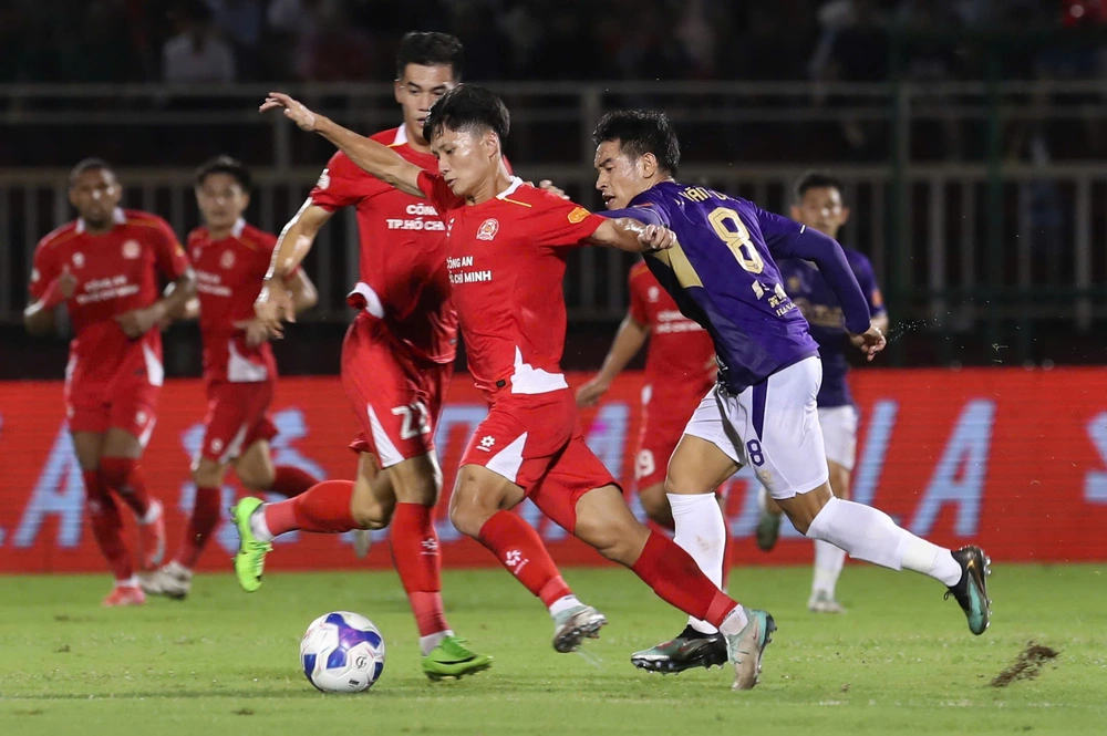 Vòng 1 V-League 2025/26: Tân binh gây ấn tượng, ứng viên vô địch chật vật - Ảnh 1.
