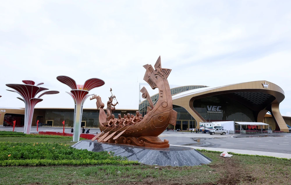 Gấp rút hoàn thiện các gian trưng bày trong Triển lãm kỷ niệm 80 năm Ngày Quốc khánh - Ảnh 3.