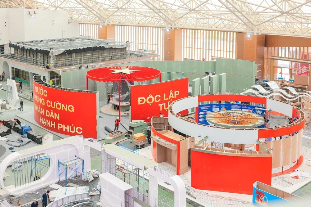 Gấp rút hoàn thiện các gian trưng bày trong Triển lãm kỷ niệm 80 năm Ngày Quốc khánh - Ảnh 7.