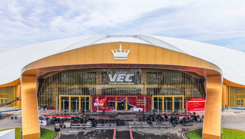 Gấp rút hoàn thiện các gian trưng bày trong Triển lãm kỷ niệm 80 năm Ngày Quốc khánh - Ảnh 4.