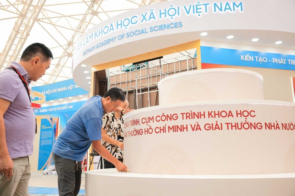 Gấp rút hoàn thiện các gian trưng bày trong Triển lãm kỷ niệm 80 năm Ngày Quốc khánh - Ảnh 11.