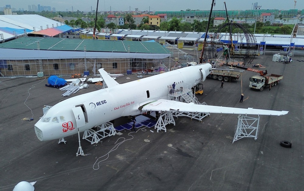 Gấp rút hoàn thiện các gian trưng bày trong Triển lãm kỷ niệm 80 năm Ngày Quốc khánh - Ảnh 10.