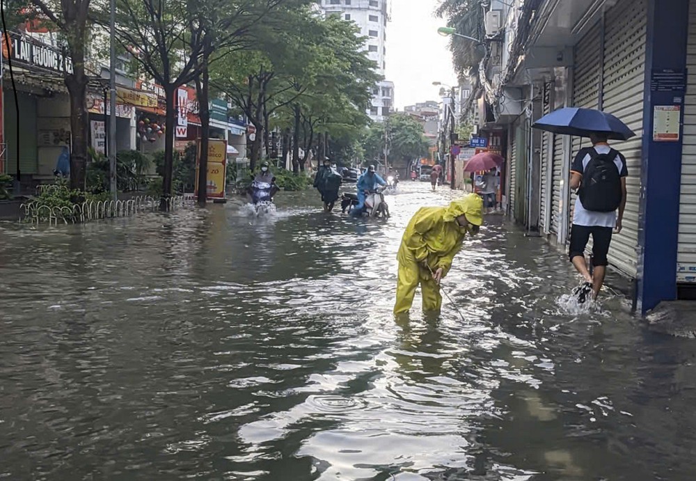 Thời tiết ngày 17/8: Vùng gần tâm áp thấp nhiệt đới gió mạnh cấp 6, giật cấp 8 - Ảnh 4.