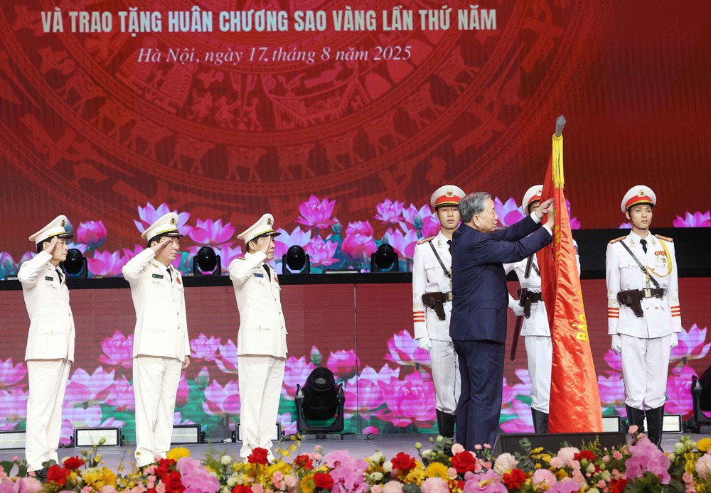 Lễ kỷ niệm 80 năm Ngày truyền thống Công an nhân dân và 20 năm Ngày hội toàn dân bảo vệ an ninh Tổ quốc - Ảnh 18.