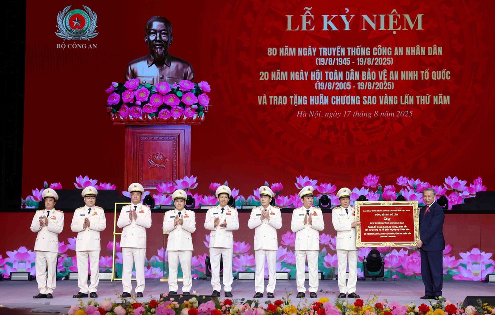 Diễn văn của Tổng Bí thư Tô Lâm tại Lễ kỷ niệm 80 năm Ngày truyền thống Công an nhân dân và 20 năm Ngày hội toàn dân bảo vệ an ninh Tổ quốc và trao tặng Huân chương Sao vàng lần thứ 5 - Ảnh 6.