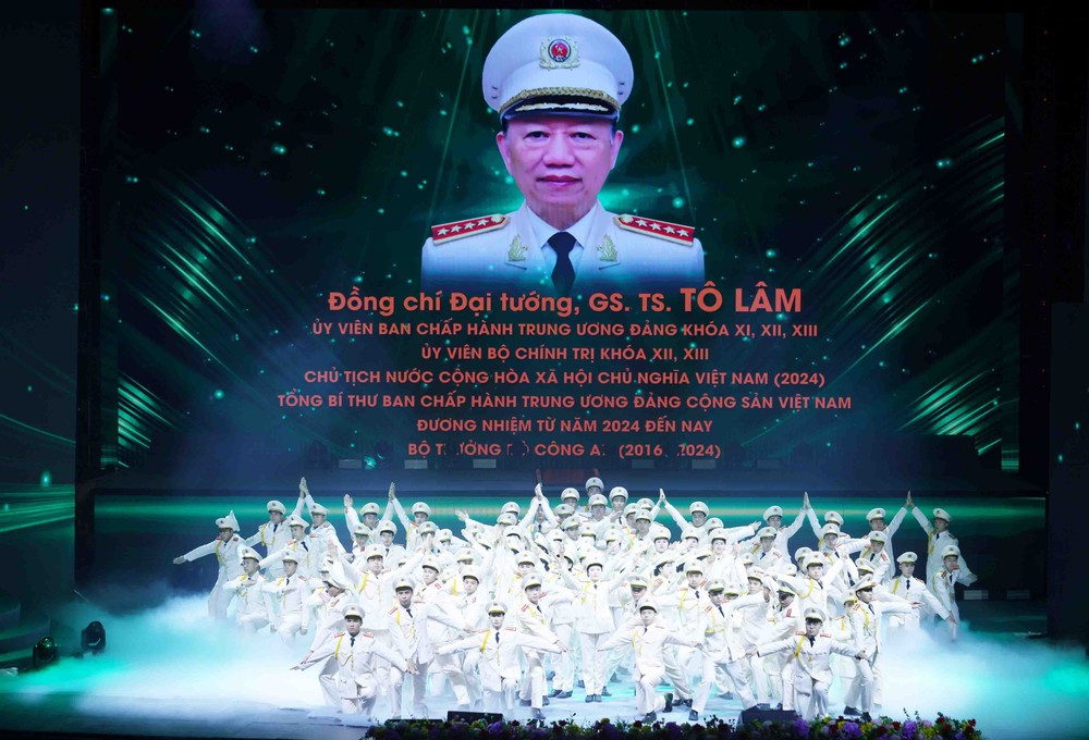 Diễn văn của Tổng Bí thư Tô Lâm tại Lễ kỷ niệm 80 năm Ngày truyền thống Công an nhân dân và 20 năm Ngày hội toàn dân bảo vệ an ninh Tổ quốc và trao tặng Huân chương Sao vàng lần thứ 5 - Ảnh 7.