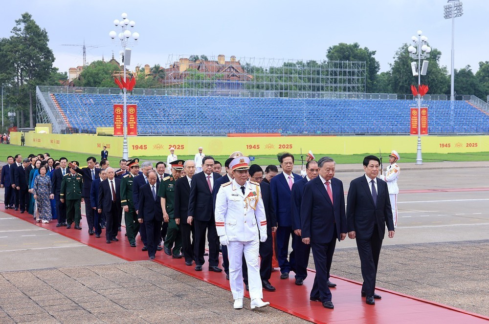 Lãnh đạo Đảng, Nhà nước vào Lăng viếng Chủ tịch Hồ Chí Minh và dâng hương tưởng niệm các Anh hùng liệt sỹ - Ảnh 3.