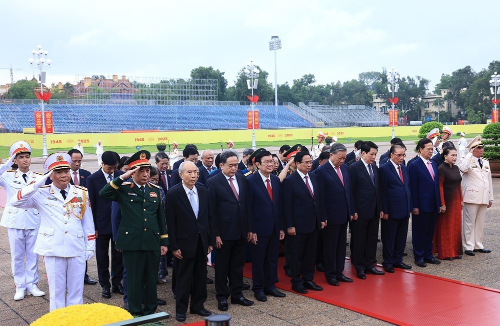 Lãnh đạo Đảng, Nhà nước vào Lăng viếng Chủ tịch Hồ Chí Minh và dâng hương tưởng niệm các Anh hùng liệt sỹ - Ảnh 7.