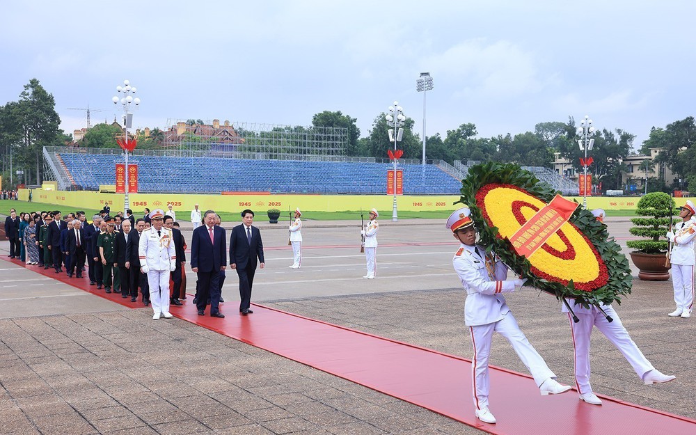Lãnh đạo Đảng, Nhà nước vào Lăng viếng Chủ tịch Hồ Chí Minh và dâng hương tưởng niệm các Anh hùng liệt sỹ - Ảnh 2.