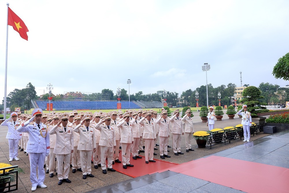 Lãnh đạo Đảng, Nhà nước vào Lăng viếng Chủ tịch Hồ Chí Minh và dâng hương tưởng niệm các Anh hùng liệt sỹ - Ảnh 9.