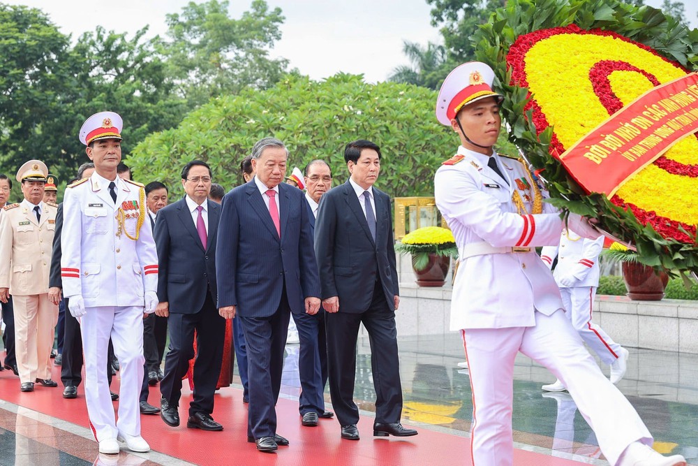 Lãnh đạo Đảng, Nhà nước vào Lăng viếng Chủ tịch Hồ Chí Minh và dâng hương tưởng niệm các Anh hùng liệt sỹ - Ảnh 1.
