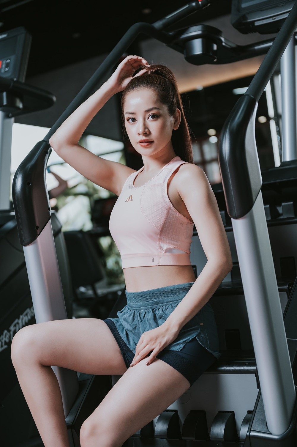 Chi Pu 'đu trend' cùng hội bạn thân, lấn sân pickleball - Ảnh 2.