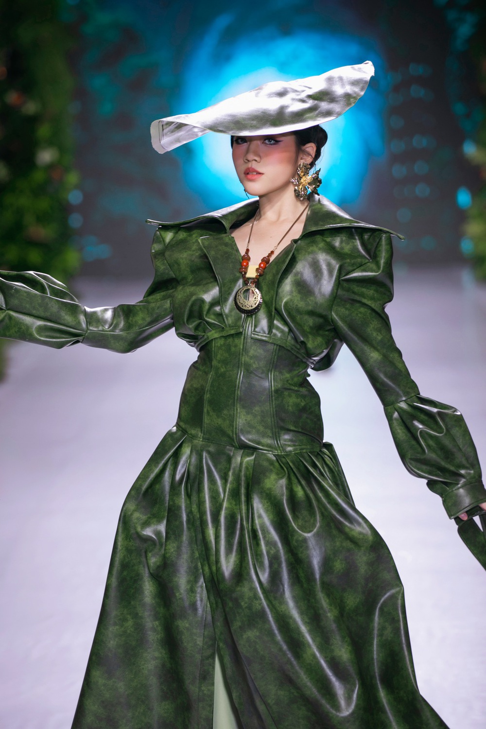 NTK Huỳnh Thành Phát ghi dấu ấn với BST “Mị Di” tại Destination Runway Fashion Week  - Ảnh 4.