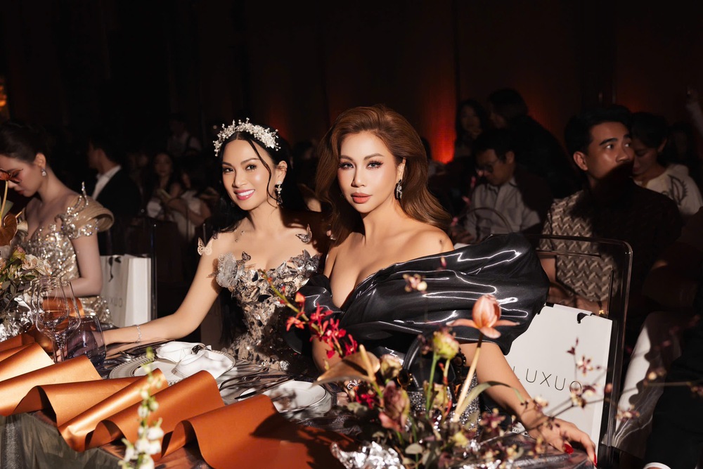 Hà Phương rạng rỡ cùng Minh Tuyết ở fashion show của Chung Thanh Phong - Ảnh 4.