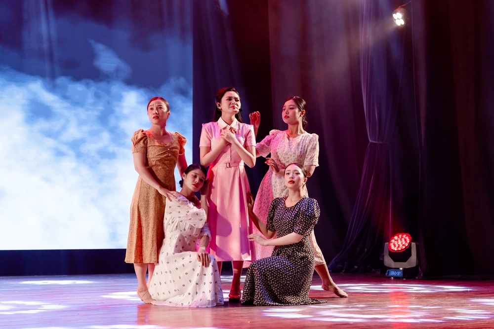 Nhạc kịch Bolero &quot;Chờ Người&quot; nhận được sự yêu mến của đông đảo khán giả - Ảnh 1.