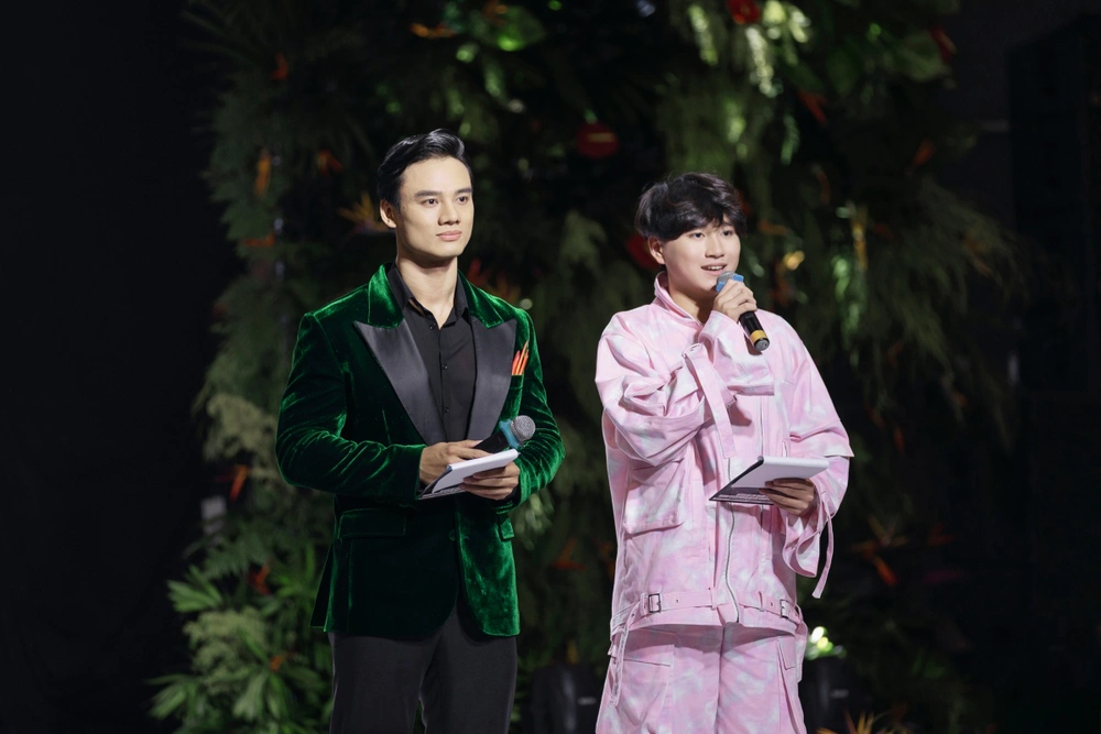 MC – Người mẫu Trọng Phương biến hoá đa dạng khi diễn ở Destination Runway Fashion Week - Ảnh 1.