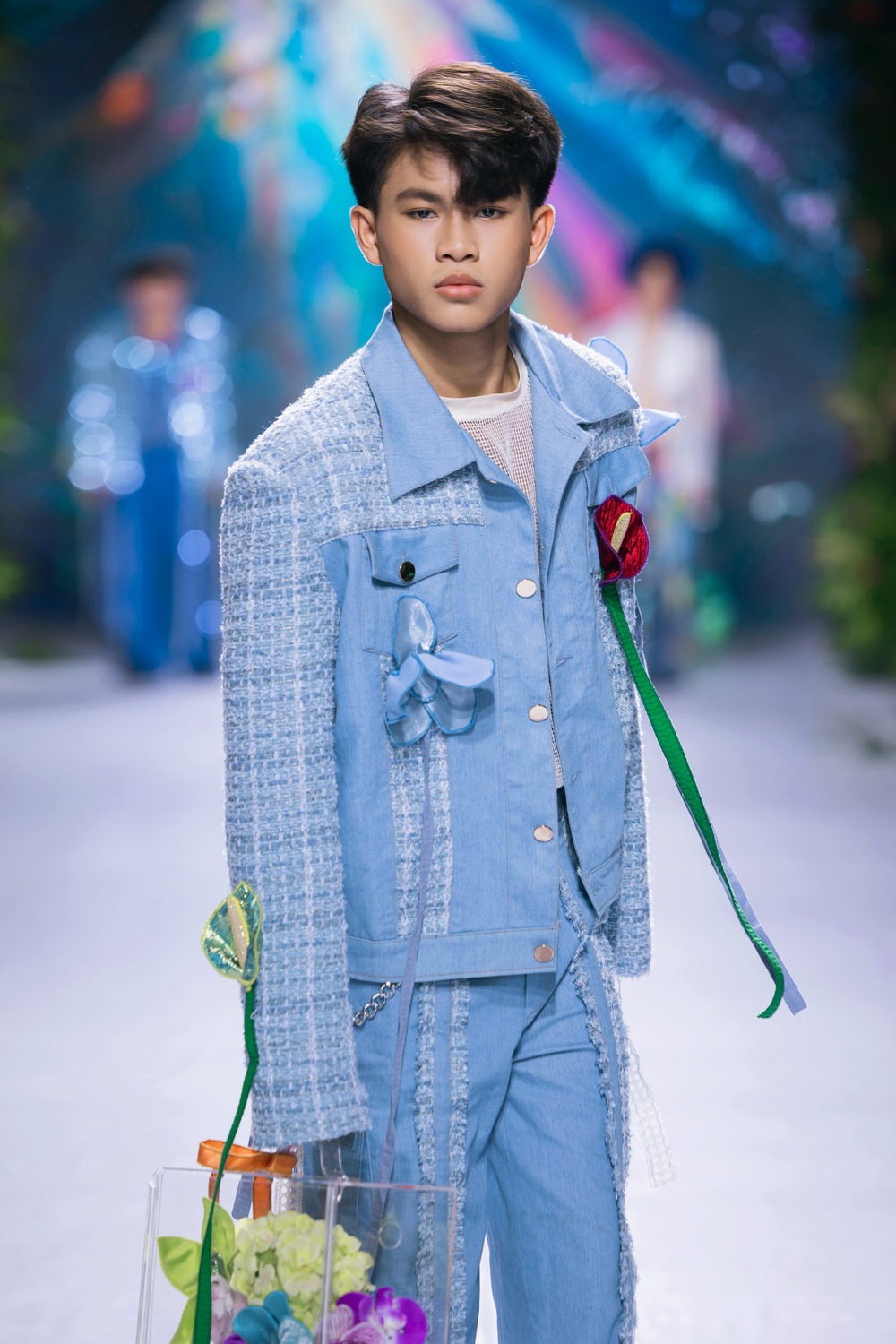 Mẫu teen Pun Trần xúc động khi được sải bước trên sàn diễn lớn - Ảnh 4.