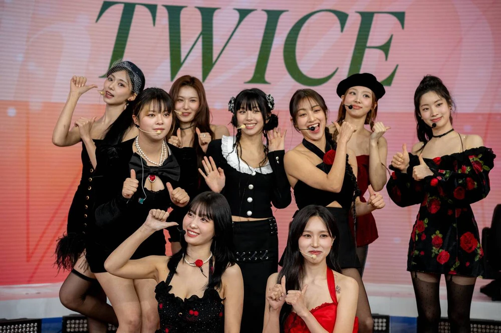 10 năm sau &quot;debut&quot;, Twice tiếp tục lập thành công lịch sử trên BXH Billboard - Ảnh 6.