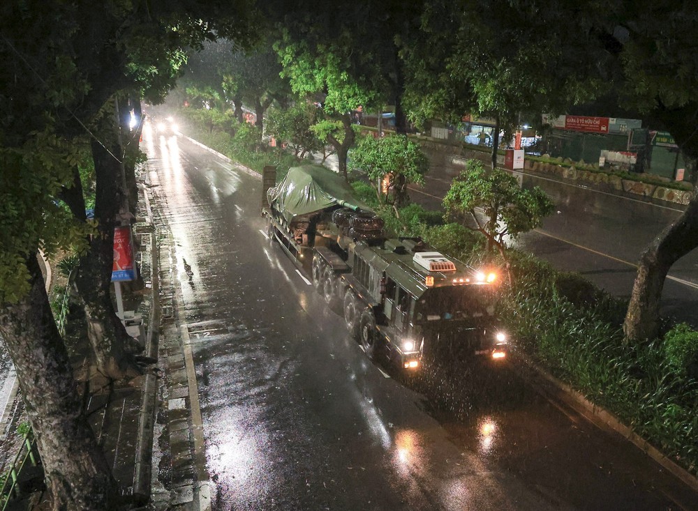 Dàn khí tài tham gia sự kiện A80 di chuyển về trung tâm Hà Nội - Ảnh 2.