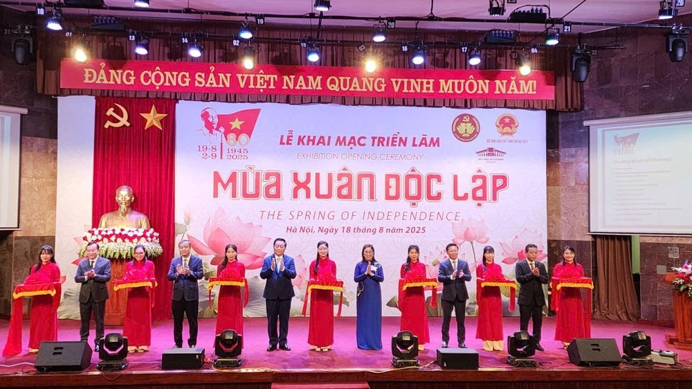 80 năm Quốc khánh: Triển lãm tranh sơn mài khổ lớn chủ đề “Mùa Xuân độc lập” - Ảnh 2.