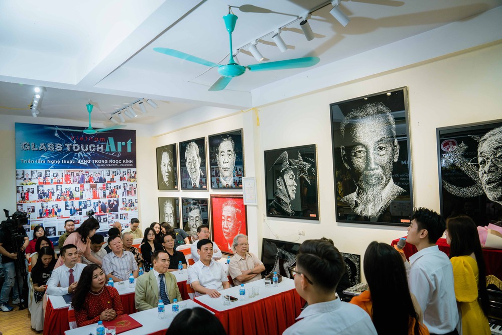 Triển lãm tranh chân dung các vị lãnh tụ của họa sĩ Bùi Quốc Toản được trao kỷ lục Việt Nam - Ảnh 4.