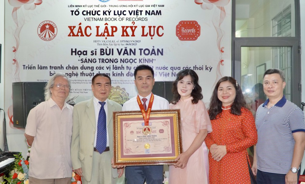 Triển lãm tranh chân dung các vị lãnh tụ của họa sĩ Bùi Quốc Toản được trao kỷ lục Việt Nam - Ảnh 2.