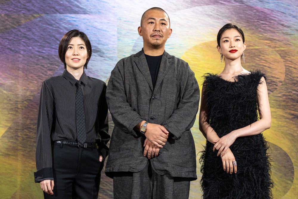 Phim &quot;Two Seasons, Two Strangers&quot;: Sức mạnh của sự tĩnh lặng - Ảnh 1.