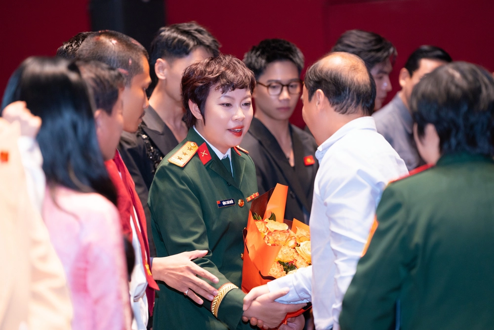 'Mưa đỏ' chạm đến trái tim của cựu chiến binh lẫn đạo diễn hàng đầu - Ảnh 3.