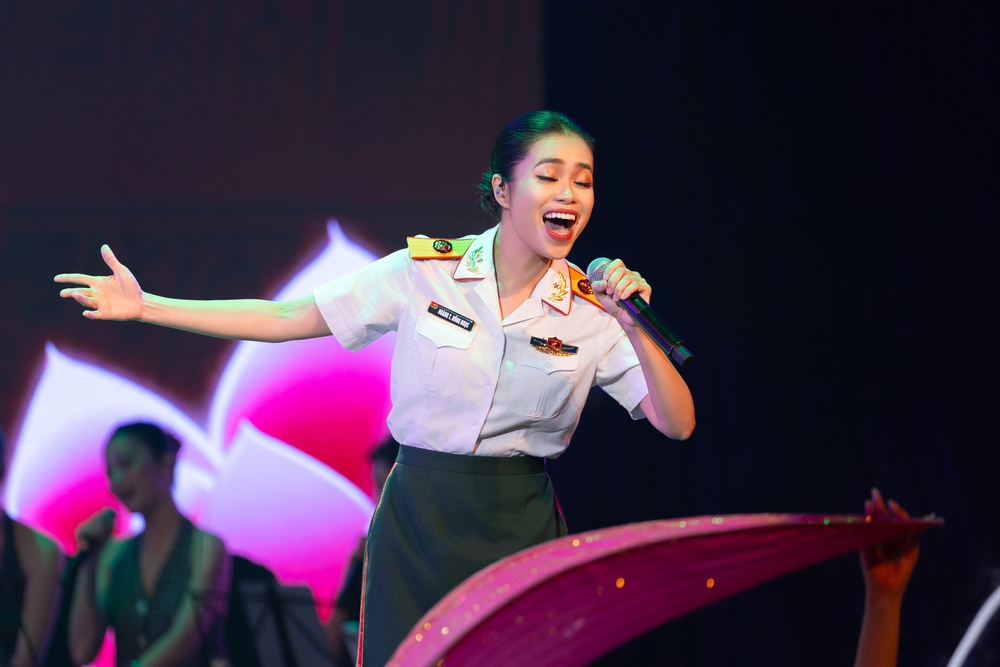 Những người đứng sau thành công của Liveshow Bông hoa ánh thép - Ảnh 5.
