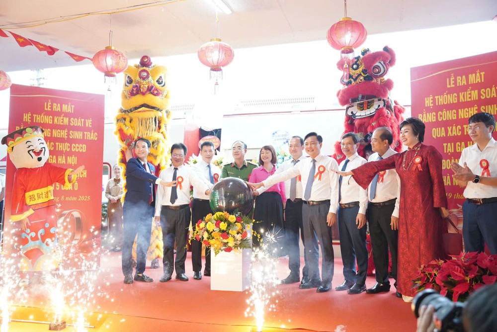 Ra mắt “Đoàn tàu 5 cửa ô” và hệ thống kiểm soát vé bằng công nghệ sinh trắc học - Ảnh 1.