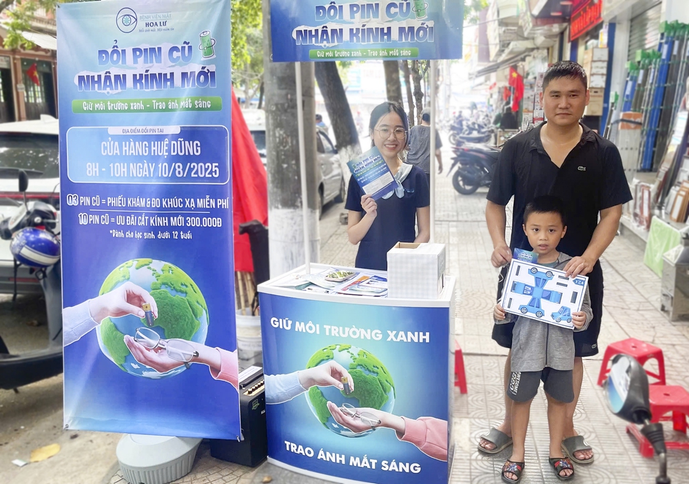 “Đổi pin cũ - nhận kính mới”: Trao ánh sáng cho đôi mắt trẻ thơ - Ảnh 1.
