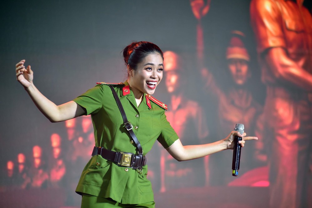 Những người đứng sau thành công của Liveshow Bông hoa ánh thép - Ảnh 3.