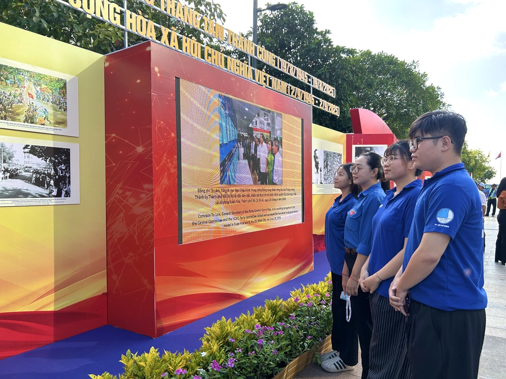 80 năm Quốc khánh: Triển lãm ảnh &quot;Từ kỷ nguyên độc lập, thống nhất đất nước đến kỷ nguyên vươn mình của dân tộc” - Ảnh 2.