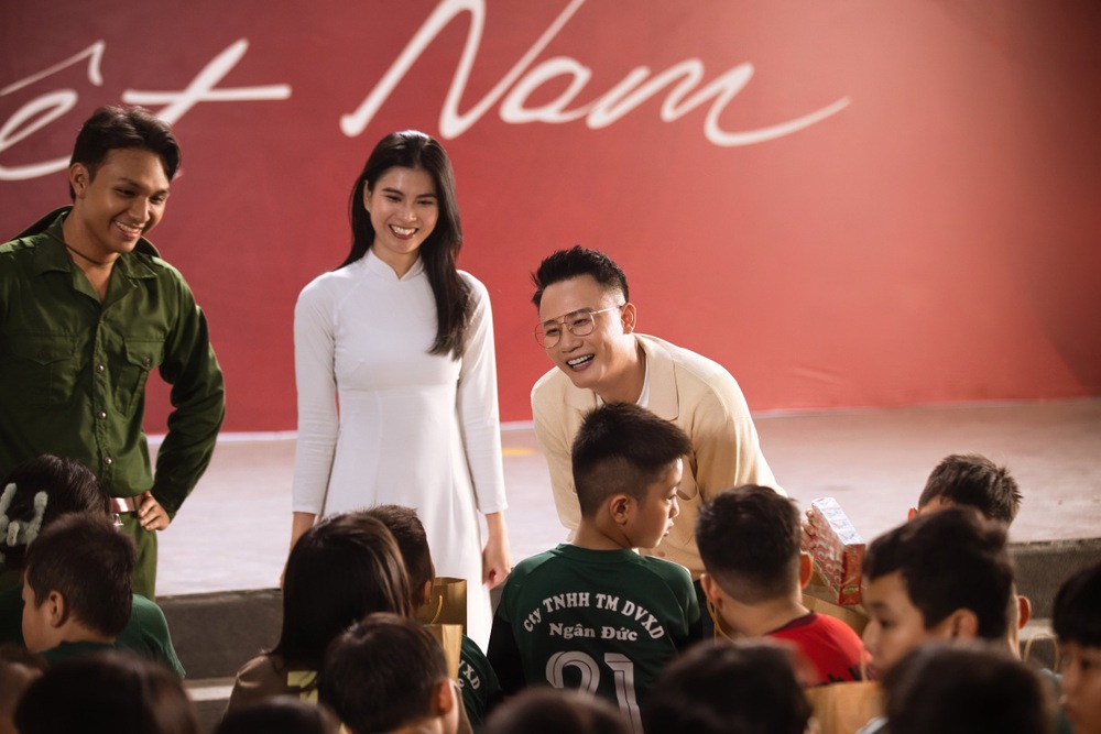 Dự án của Hoàng Bách: &quot;Dấu ấn 'nụ cười' tươi sáng từ tình yêu đất nước&quot; - Ảnh 2.