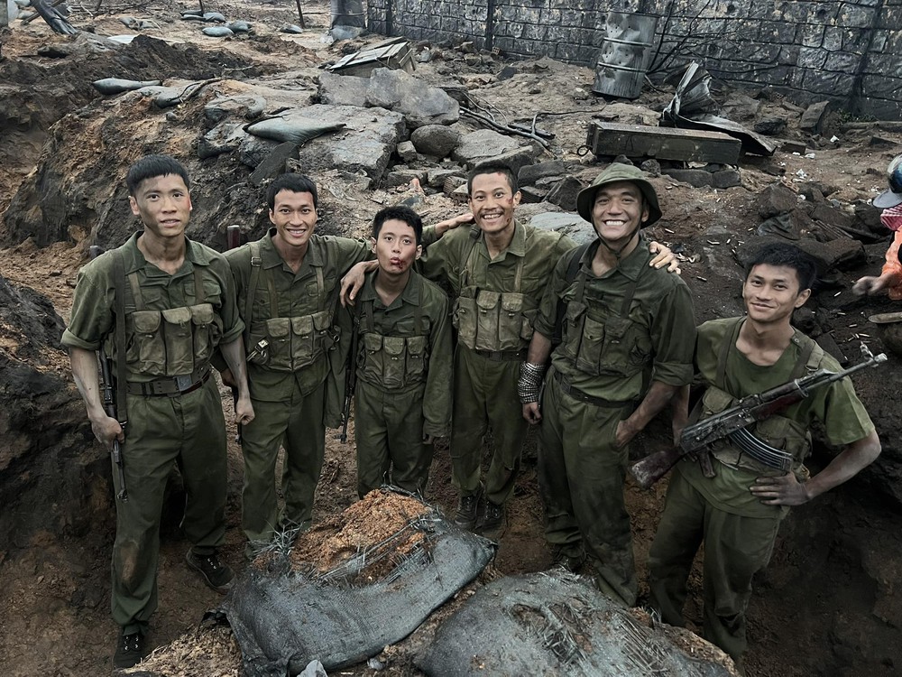 'Mưa đỏ' chạm đến trái tim của cựu chiến binh lẫn đạo diễn hàng đầu - Ảnh 2.