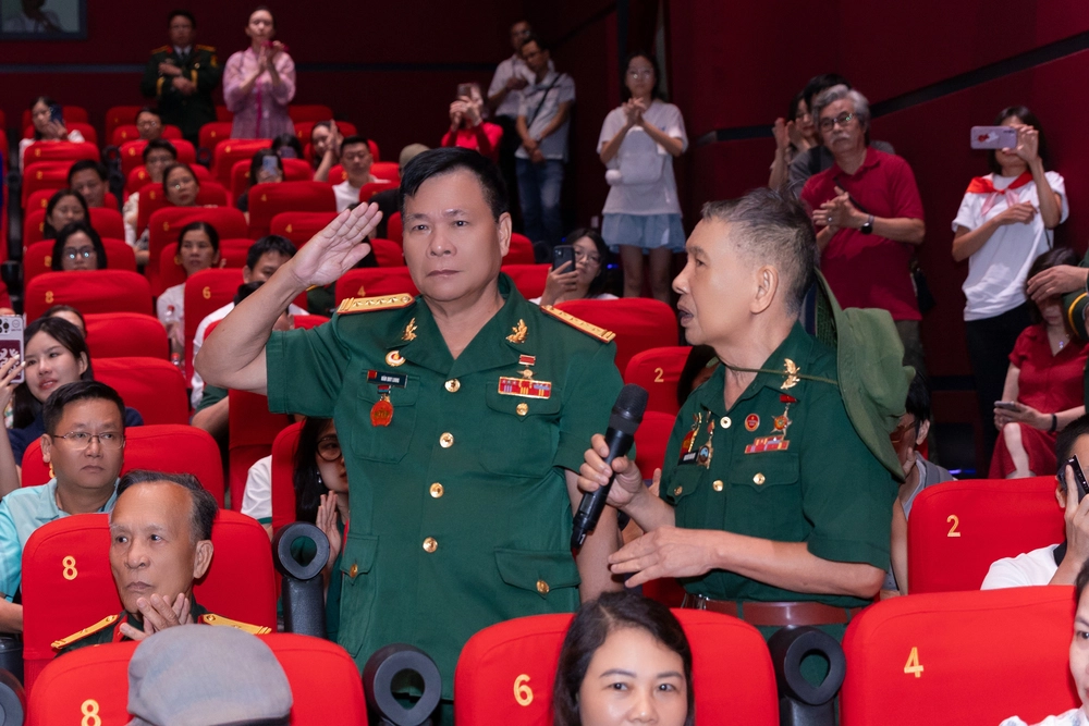 'Mưa đỏ' chạm đến trái tim của cựu chiến binh lẫn đạo diễn hàng đầu - Ảnh 5.