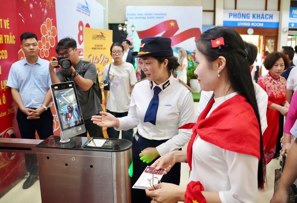 Ra mắt “Đoàn tàu 5 cửa ô” và hệ thống kiểm soát vé bằng công nghệ sinh trắc học - Ảnh 2.