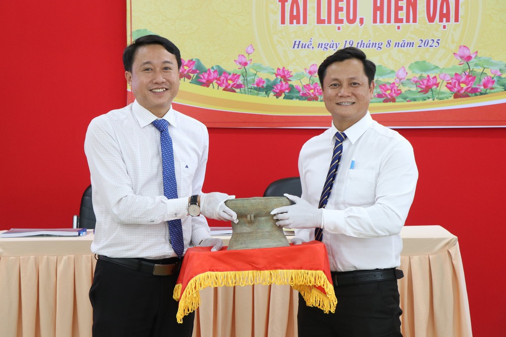 Bảo tàng Lịch sử thành phố Huế tiếp nhận hơn 1.400 tài liệu, hiện vật - Ảnh 2.