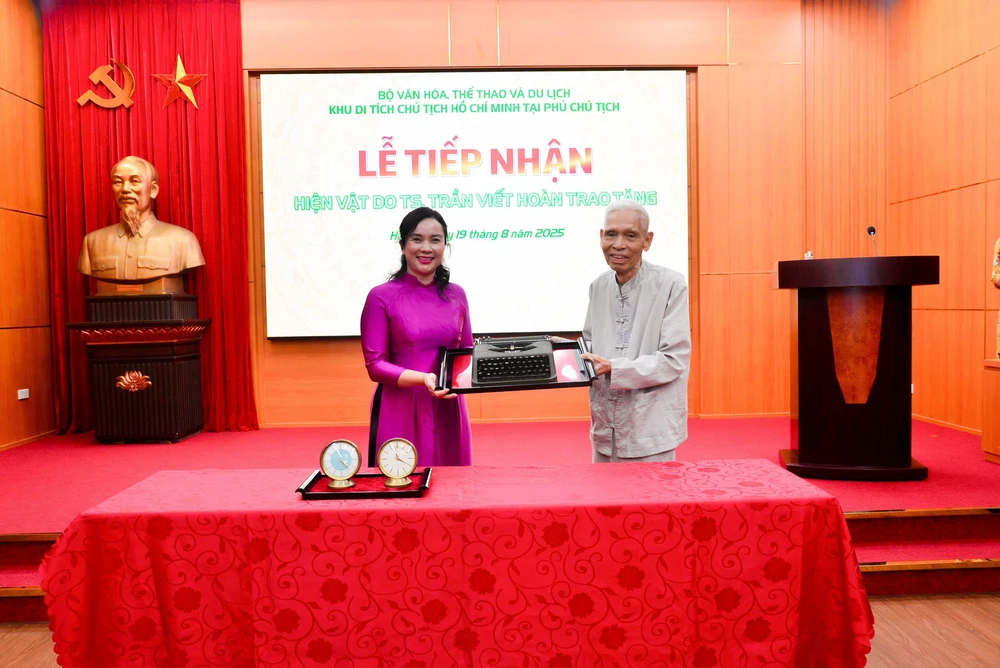 Khu Di tích Phủ Chủ tịch tiếp nhận hiện vật do người cận vệ trung thành của Bác Hồ trao tặng - Ảnh 1.