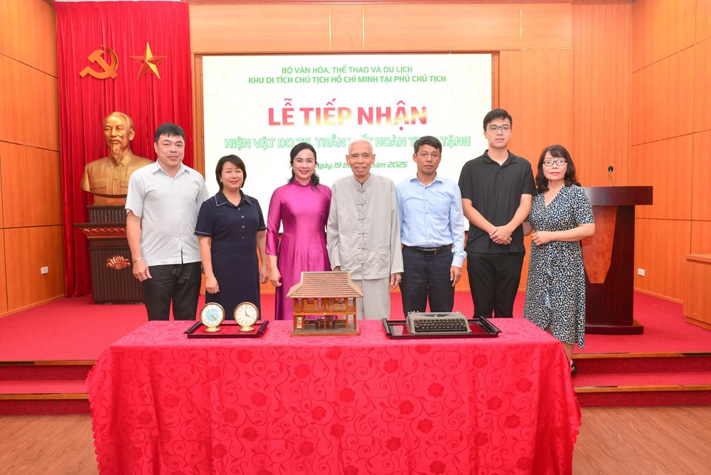 Khu Di tích Phủ Chủ tịch tiếp nhận hiện vật do người cận vệ trung thành của Bác Hồ trao tặng - Ảnh 3.