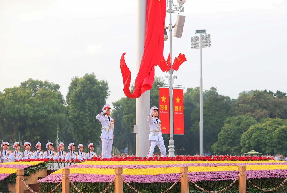80 năm Cách mạng tháng Tám thành công: Thiêng liêng lễ Thượng cờ trên Quảng trường Ba Đình - Ảnh 2.