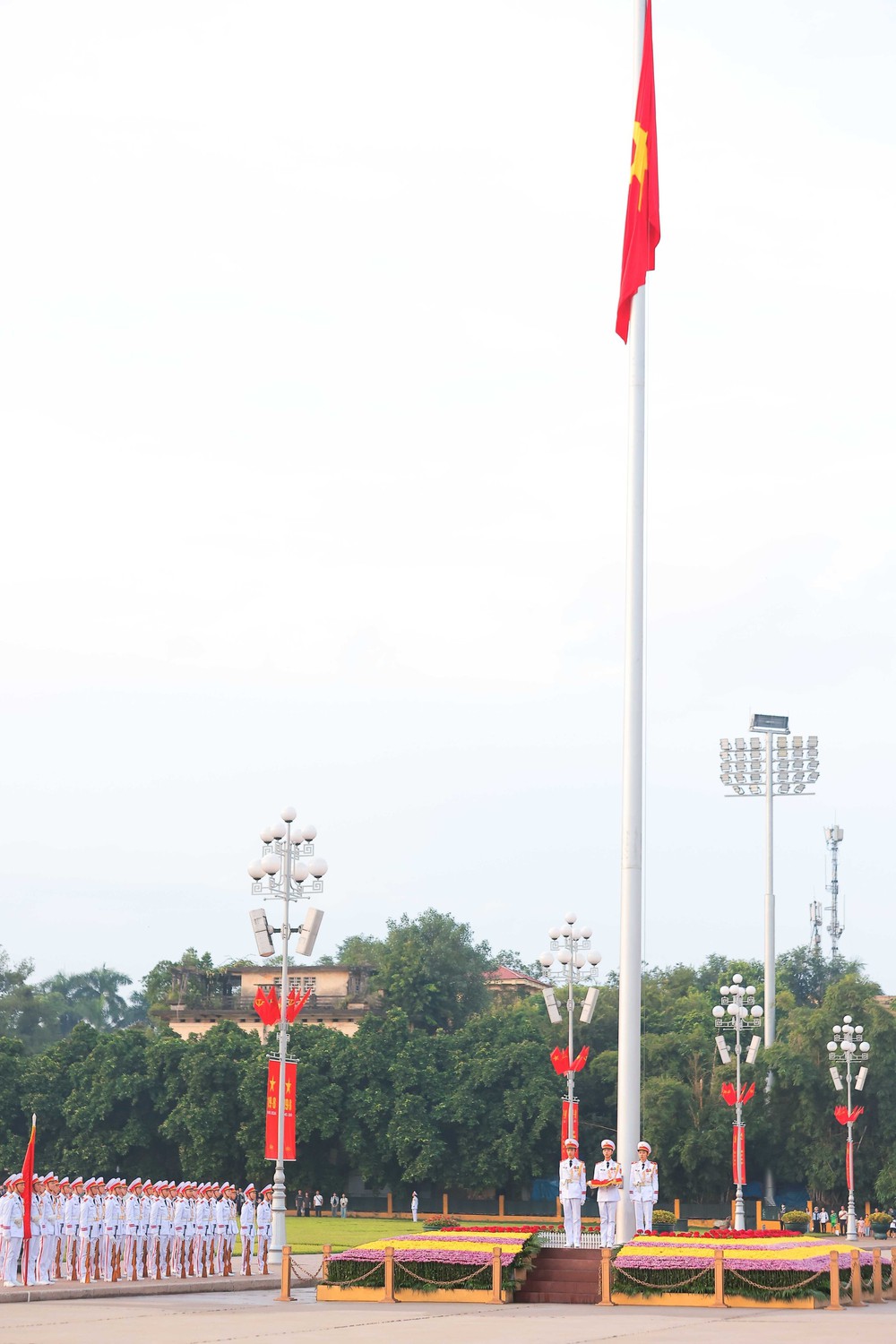 80 năm Cách mạng tháng Tám thành công: Thiêng liêng lễ Thượng cờ trên Quảng trường Ba Đình - Ảnh 3.