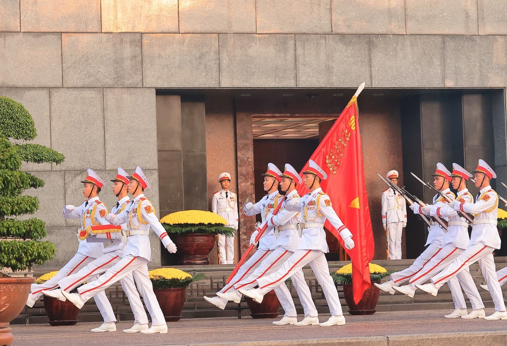 80 năm Cách mạng tháng Tám thành công: Thiêng liêng lễ Thượng cờ trên Quảng trường Ba Đình - Ảnh 1.