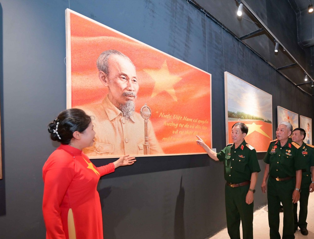 Tái hiện chặng đường lịch sử Việt Nam qua triển lãm mỹ thuật “Những ngày tháng lịch sử” - Ảnh 2.