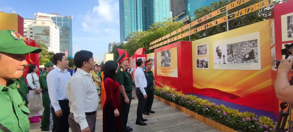 80 năm Quốc khánh: Triển lãm ảnh &quot;Từ kỷ nguyên độc lập, thống nhất đất nước đến kỷ nguyên vươn mình của dân tộc” - Ảnh 1.